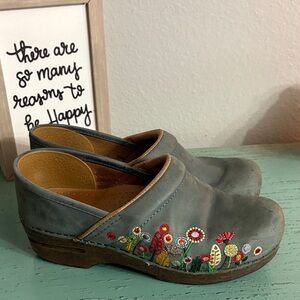 Embroidered Dansko Gray Clogs SZ 39 box 132